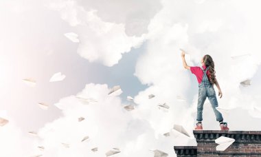 Mutlu sevimli kız bina 