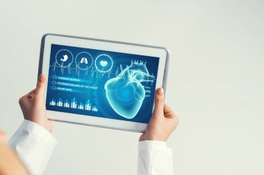 Doktorun ellerinde ilaç arayüzü ekranı olan tablet pc aygıtı