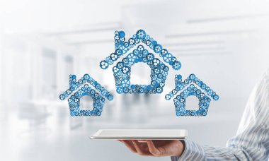 İşadamlarının elinde tablet tablet ve bağlı viteslerden oluşan tabela var. Karışık ortam