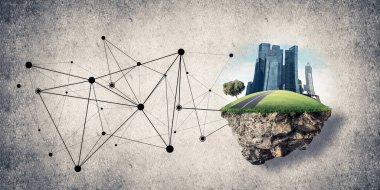 Beton zemin üzerinde çimen ve şehir manzarası olan güzel küçük bir ada.