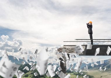 Genç takım elbise ve kask mühendisi