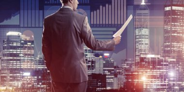 Sanal panel arayüzüne karşı iş adamının arka görünümü belgeleri elinde tutuyor