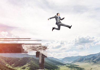 Üzerinde kocaman bir boşluk atlama işadamı