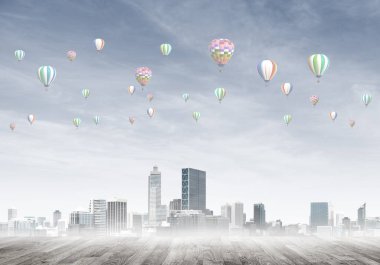 Sis ve balon gökyüzünde modern cityscape gökdelenler ve Binalar ile kaplı