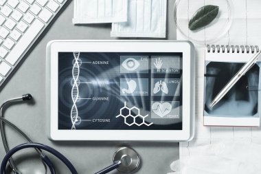 Beyaz tablet pc ve doktor araçları 
