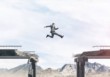 Üzerinde kocaman bir boşluk atlama işadamı