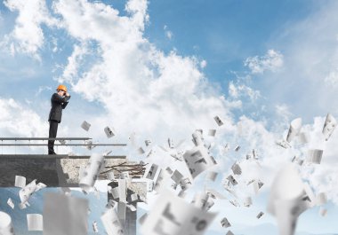 Genç takım elbise ve kask mühendisi