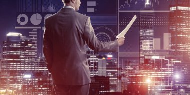 Sanal panel arayüzüne karşı iş adamının arka görünümü belgeleri elinde tutuyor