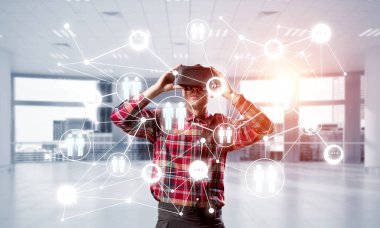 Sanal gerçeklik kulaklığı olan adam. 