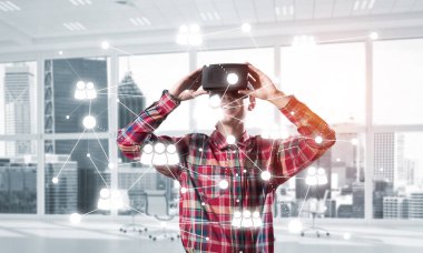 Sanal gerçeklik kulaklığı olan adam. 
