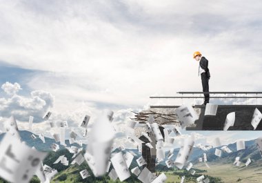 Genç takım elbise ve kask mühendisi