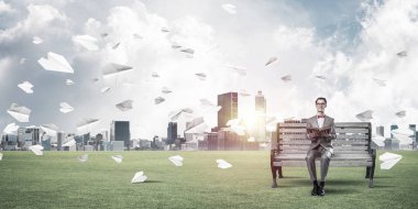 komik adam kırmızı gözlük