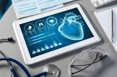 Beyaz tablet pc ve doktor araçları 