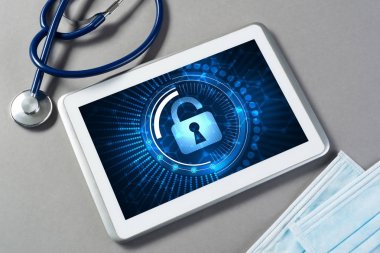 Doktorların çalıştığı yer beyaz tablet steteskop ve maskeyle