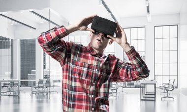 Sanal gerçeklik kulaklığı olan adam. 