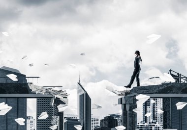 İşadamı blindfolded yürüyüş 