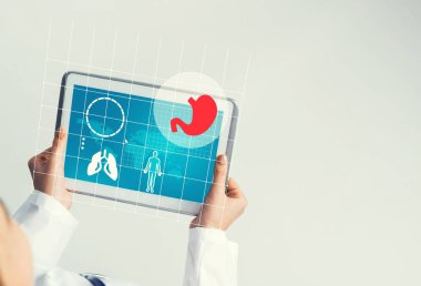 Doktorun ellerinde ilaç arayüzü ekranı olan tablet pc aygıtı