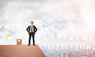 Takım elbise ve kask işadamı