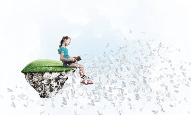 Kitap okuma gökyüzünde yüzen ada tatlı gülümseyen genç kızı