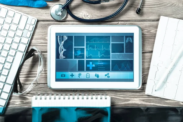 흰색 태블릿 pc와 의사 도구 — 스톡 사진