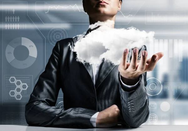 ビジネス ウーマンのクローズ アップに合わせて背景にオフィス ビュー パームで提示の白い雲 — ストック写真