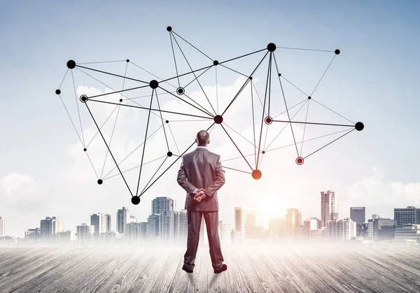 İşadamı arkasını kolluyor ve ağ çizimi kavramına bakıyor