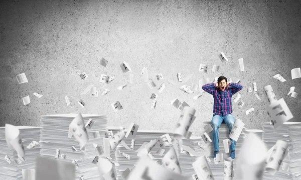 Gündelik giysili genç adam.