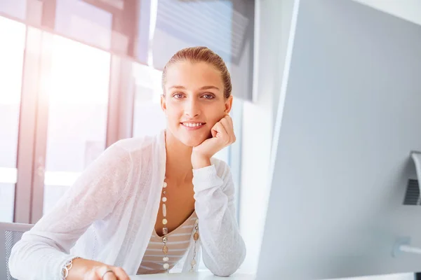 Attraktive Junge Frau Sitzt Schreibtisch Und Arbeitet Computer — Stockfoto