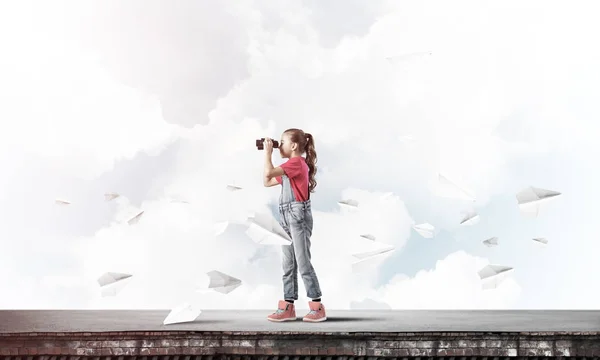 Menina Bonito Idade Escolar Construção Telhado Olhando Binóculos — Fotografia de Stock