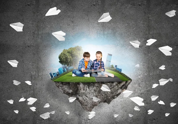 kitap üzerinde yüzen ada, eko kavramı oturan çocuklarla