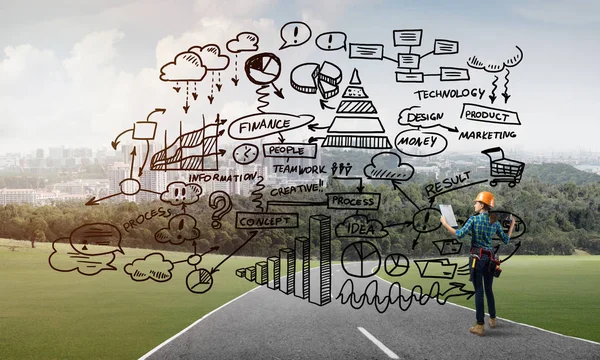 Açık havada mühendis kadının arka planı ve ekrana konsept çizimi