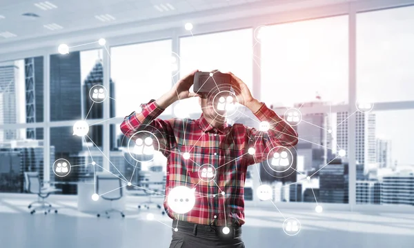Sanal gerçeklik kulaklığı olan adam. 