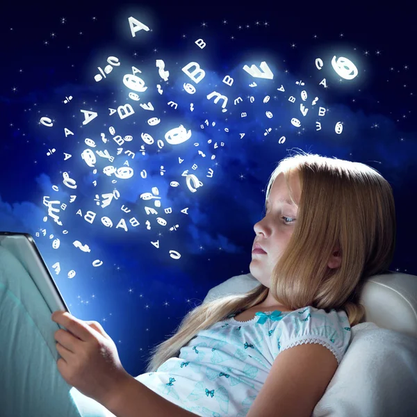 Dziewczyna Siedzi Łóżku Przy Użyciu Komputera Typu Tablet — Zdjęcie stockowe