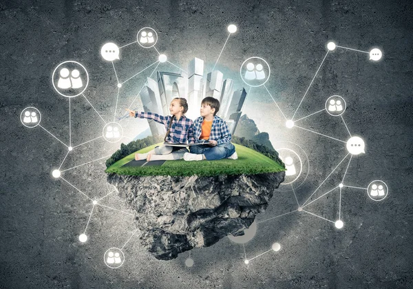 kitap üzerinde yüzen ada, eko kavramı oturan çocuklarla