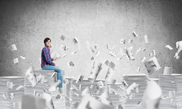 Gündelik giysili genç adam.