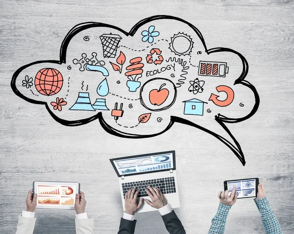 Bir grup insan elinde aygıtlarla