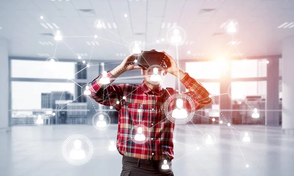 Homme avec casque de réalité virtuelle — Photo