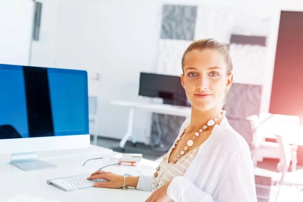 Attraktive Junge Frau Sitzt Schreibtisch Und Arbeitet Computer — Stockfoto
