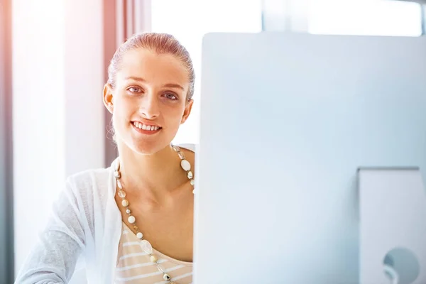 Jovem Atraente Sentada Mesa Trabalhando Computador — Fotografia de Stock