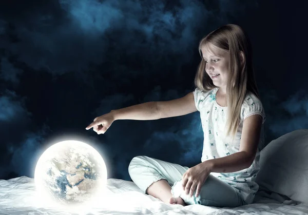 Nettes Mädchen Sitzt Bett Mit Dem Planeten Erde — Stockfoto