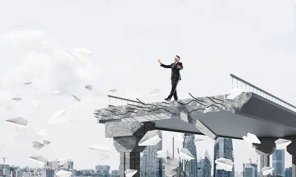 Empresario caminando con los ojos vendados — Foto de Stock