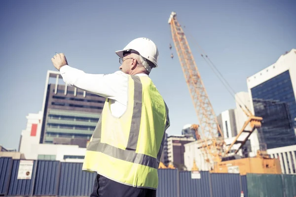 Hombre controlando sitio de construcción al aire libre — Foto de Stock