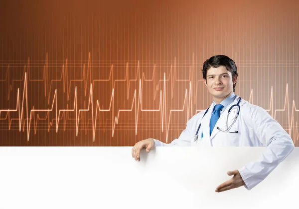 Medico con banner bianco in mano — Foto Stock