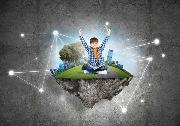 yüzen ada ve mutlu çocuk