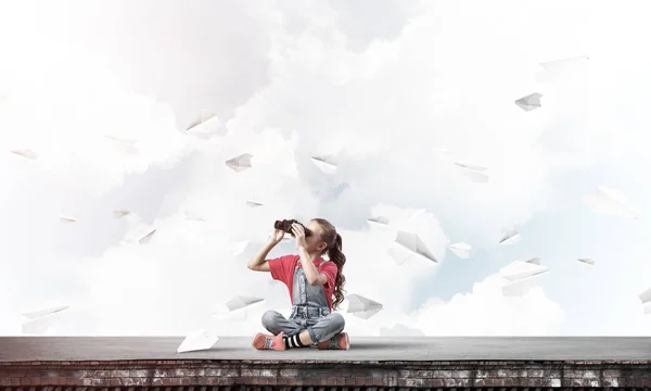 Linda Chica Edad Escolar Construcción Techo Mirando Prismáticos —  Fotos de Stock