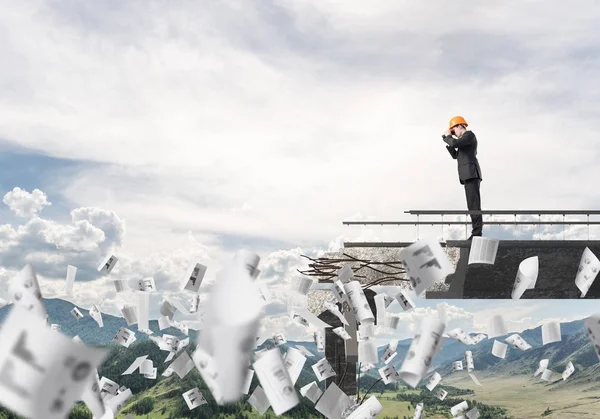 Genç takım elbise ve kask mühendisi