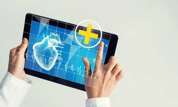 Tablet Apparaat Met Medicijn Interface Scherm Handen Van Arts — Stockfoto