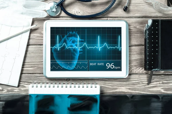 Beyaz tablet pc ve doktor araçları 