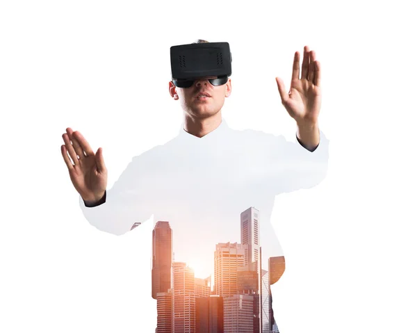 Ung Man Med Virtuell Verklighet Headset Eller Glasögon Över Stadsbilden — Stockfoto
