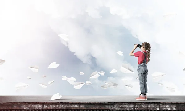 Schattig Meisje Van School Leeftijd Gebouw Dak Kijken Verrekijker — Stockfoto